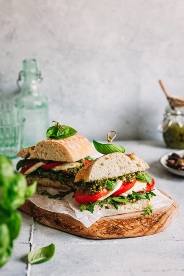 Caprese Sandwich aus Ciabatta, Pesto Verde, Tomaten und Mozzarella.