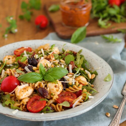 Nudelsalat Bella Italia - Mit Pesto, Mozzarella und Tomaten