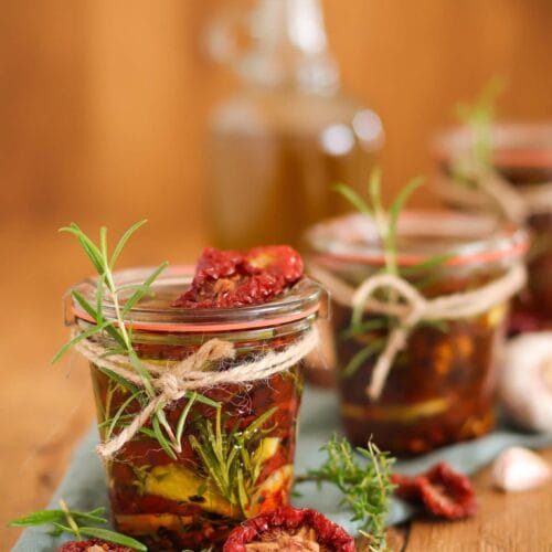 Eingelegte getrocknete Tomaten in einem Weckglas.
