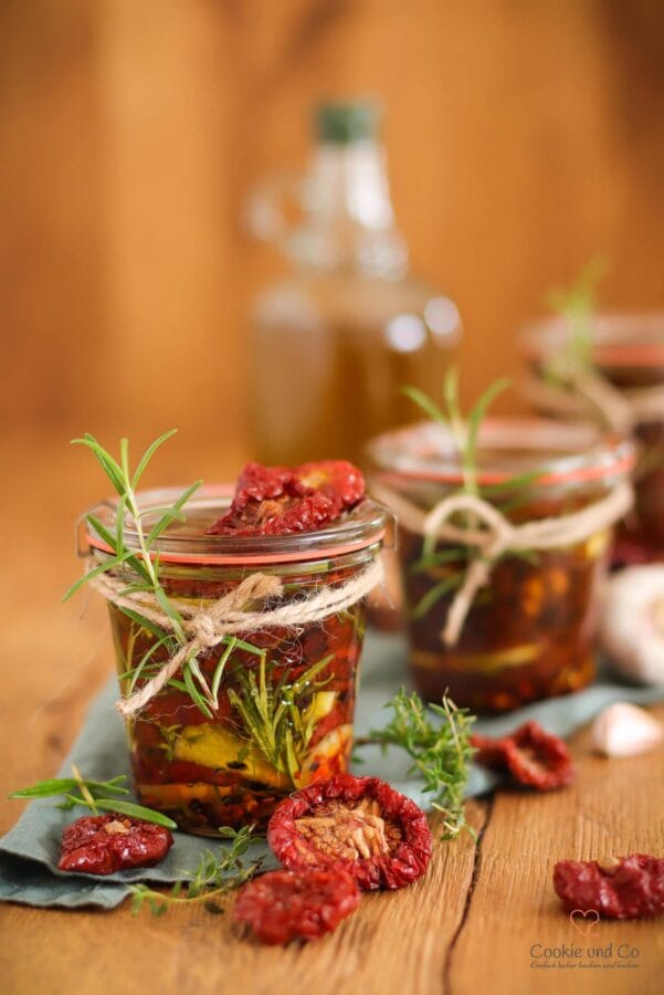 Eingelegte getrocknete Tomaten in einem Weckglas.