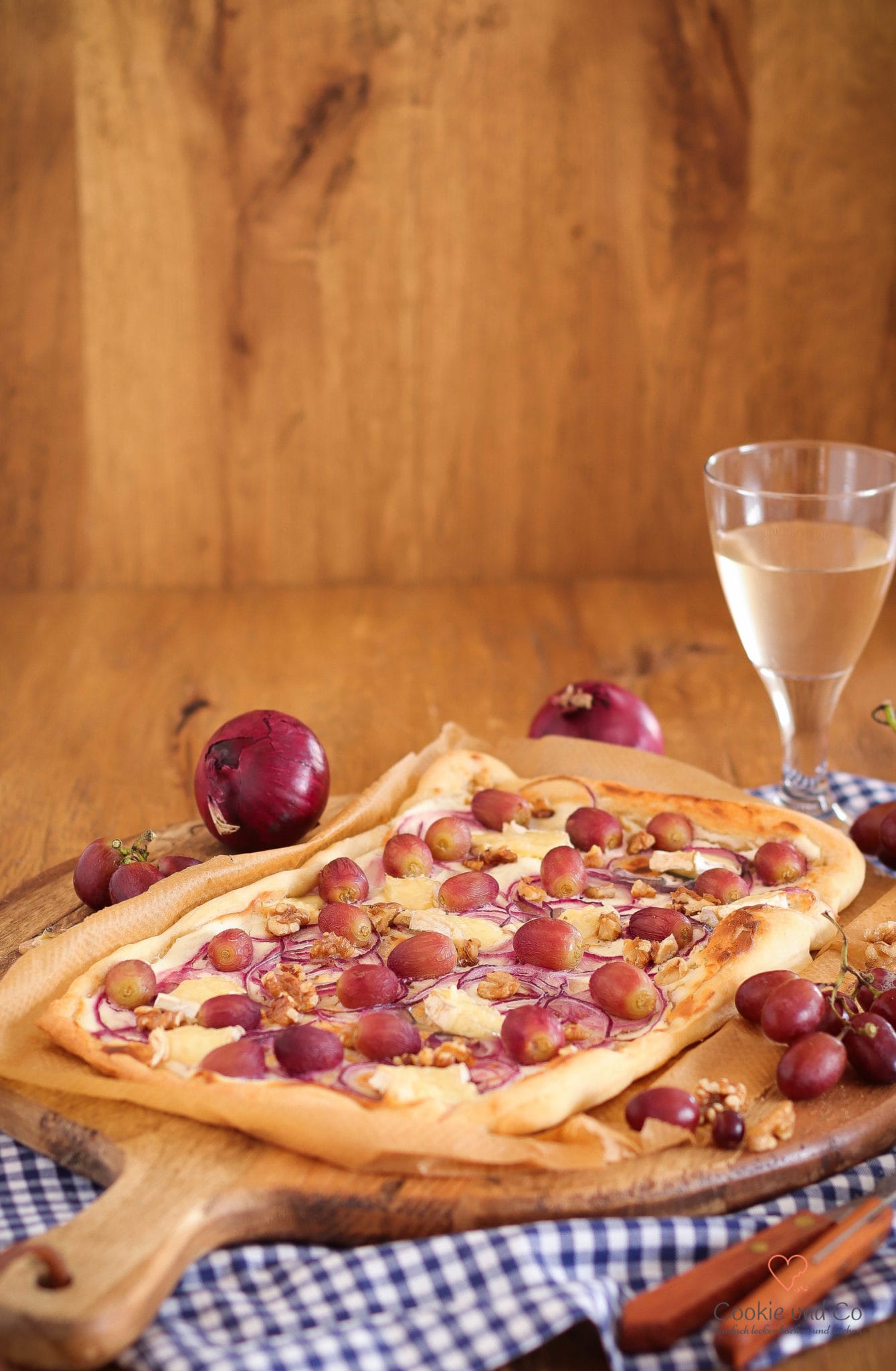 Flammkuchen mit Ziegenkäse und Trauben