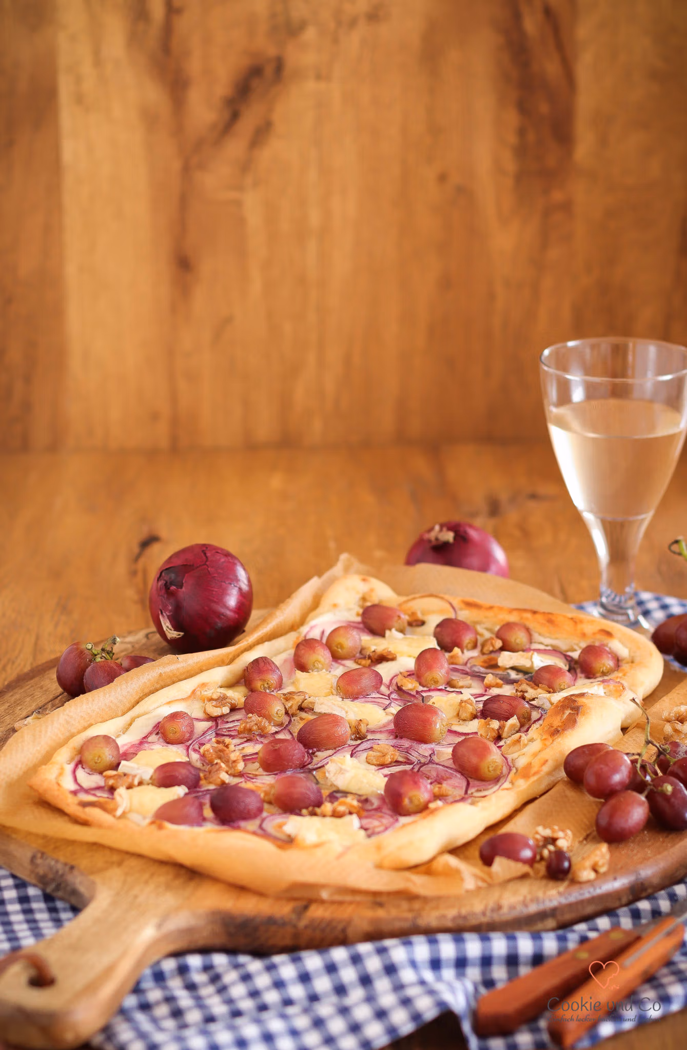Flammkuchen mit Ziegenkäse und Trauben