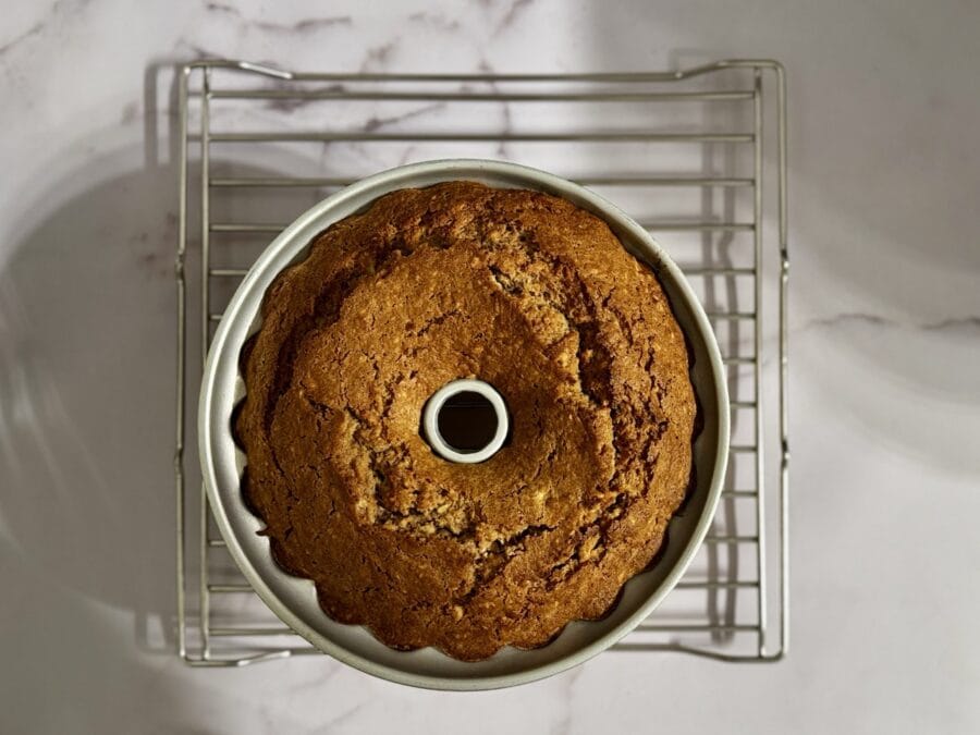 Apfel-Dinkelkuchen beim Auskühlen nach dem Backen.
