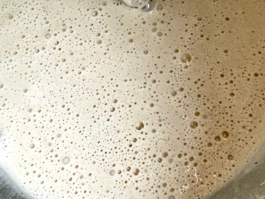 Mit Zucker schaumig aufgeschlagene Eier.