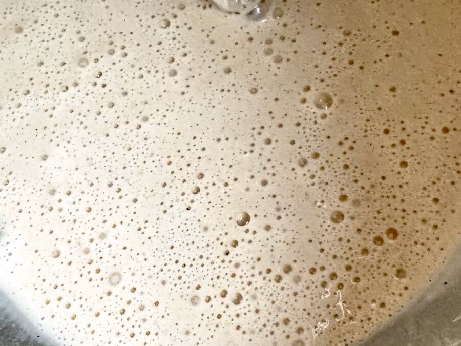 Mit Zucker schaumig aufgeschlagene Eier.