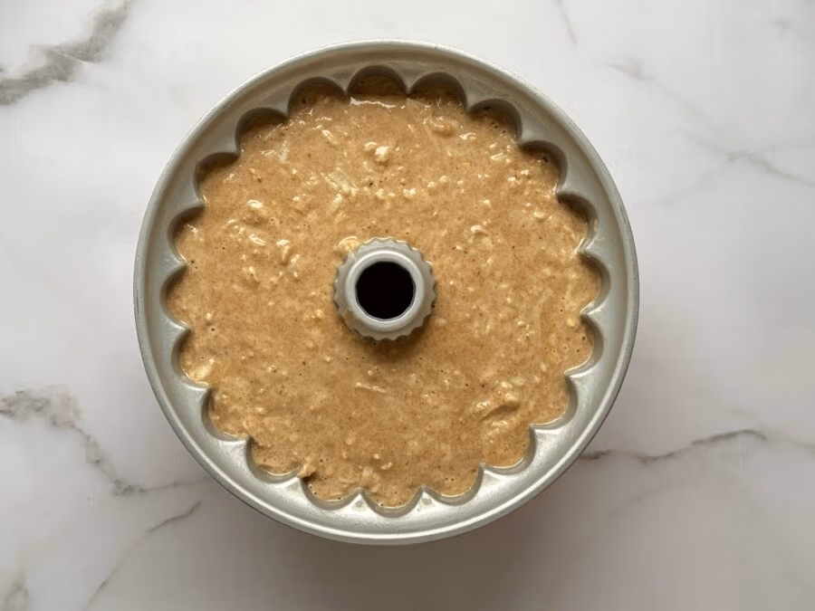 Rührteig für Kuchen mit Dinkelmehl in die Gugelhupfform gefüllt.