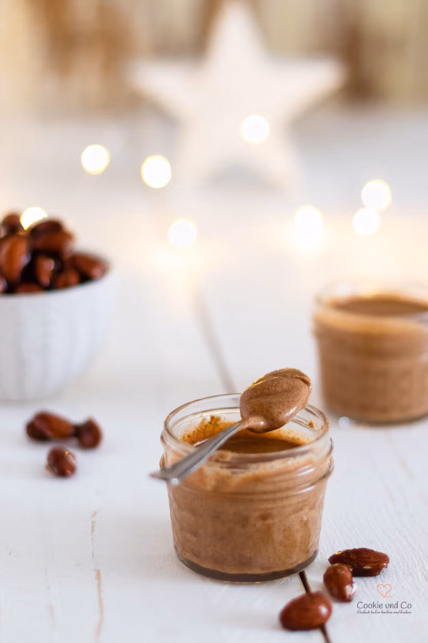 Gebrannte Mandelcreme (Aufstrich), 5 Minuten Rezept für Weihnachten. Als Geschenk, Mitbringsel zum Frühstück oder Füllung von Gebäck.