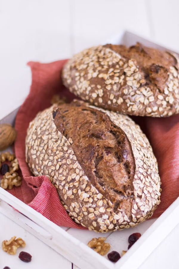 Cranberry-Walnuss-Brot in einer Holzkiste mit Walnüssen und Cranberries