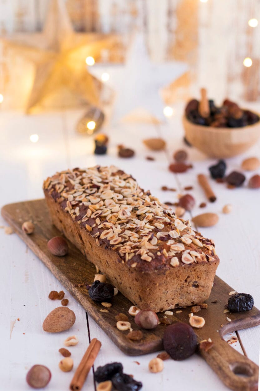 Früchtebrot auf einem Holzbrett