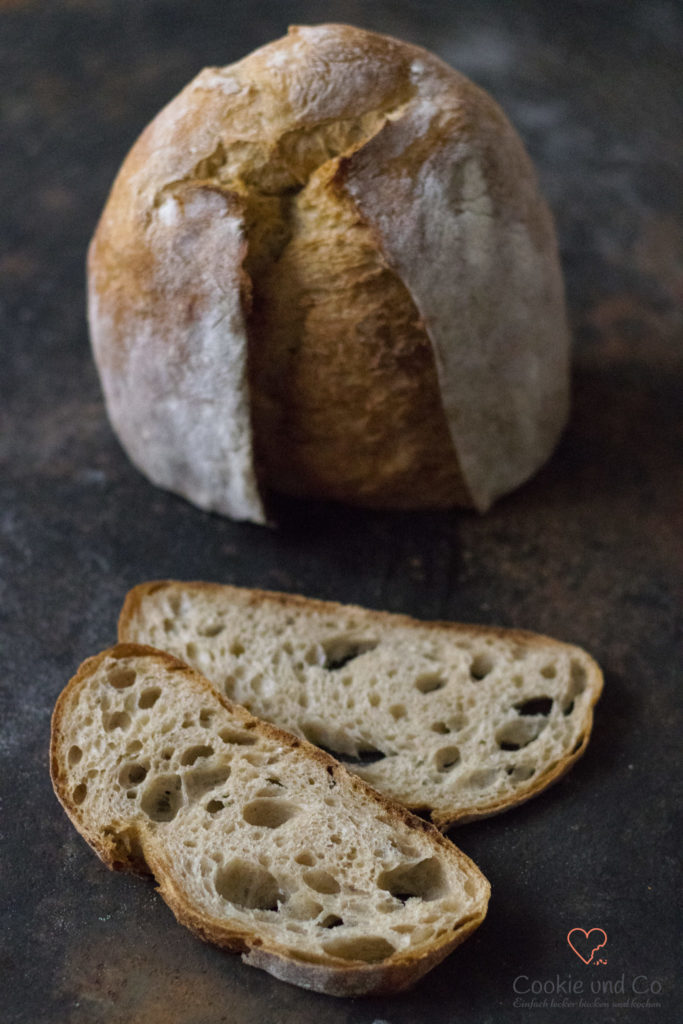 Saftiges Brot: Kartoffelkruste (Potatoe Crust Bread) in Scheiben geschnitten auf einem altem Backblech.