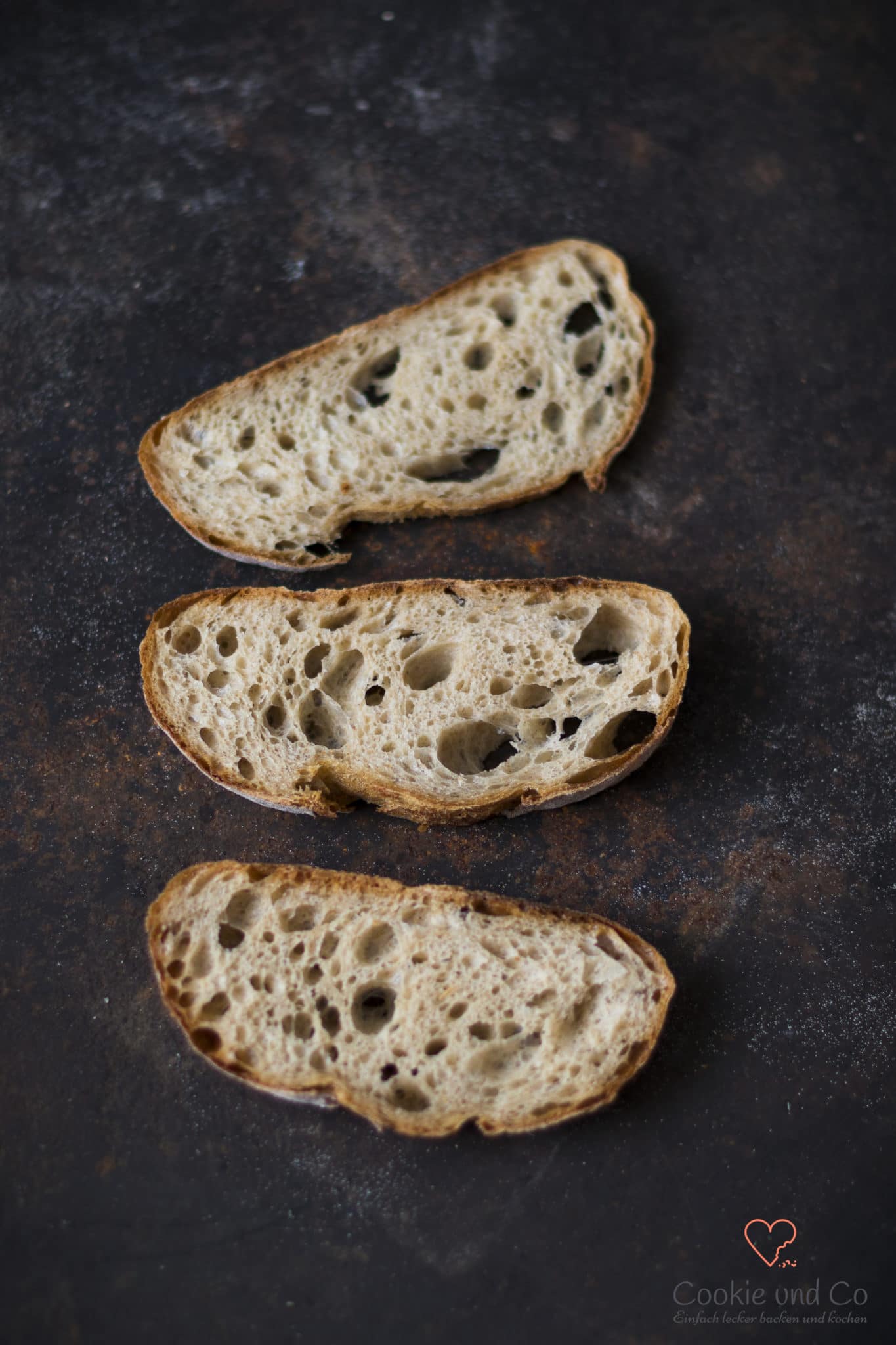 Saftige Kartoffelkruste (Potatoe Crust Bread) auf einem altem Blech