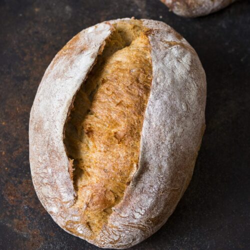 Saftige Kartoffelkruste (Potatoe Crust Bread) auf einem altem Blech