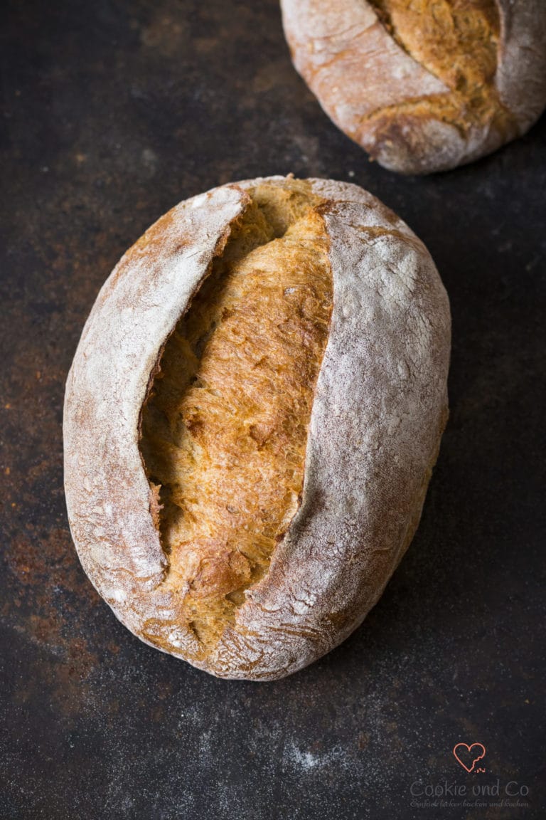 Saftige Kartoffelkruste (Potatoe Crust Bread) auf einem altem Blech