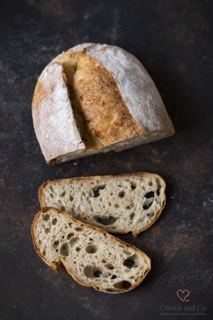 Saftige Kartoffelkruste (Potatoe Crust Bread) auf einem altem Blech