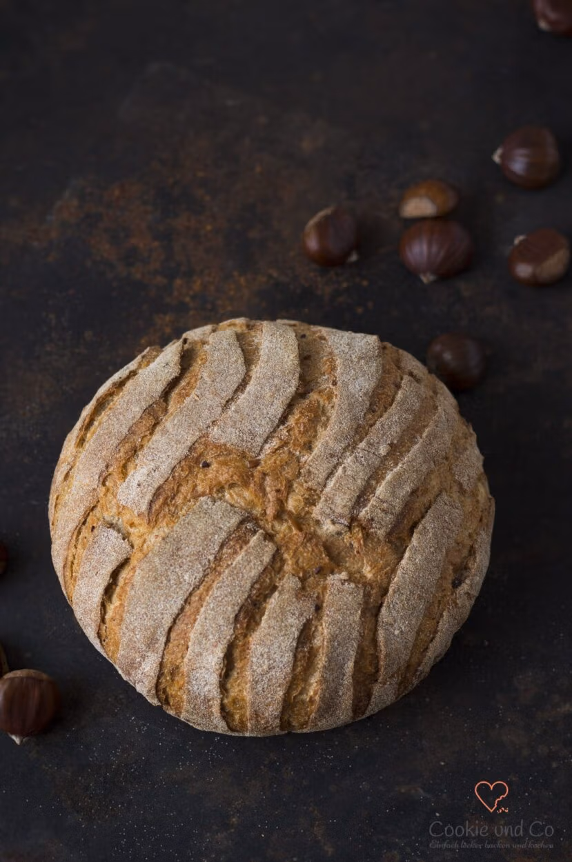 Maroni Brot (Auffrischbrot) auf einem alten Backblech