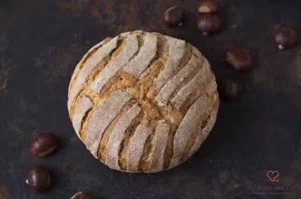 Maroni Brot aufgeschnitten auf einem alten Backblech
Auffrischbrot