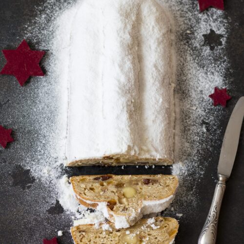 Mandel-Marzipanstollen in Scheiben geschnitten