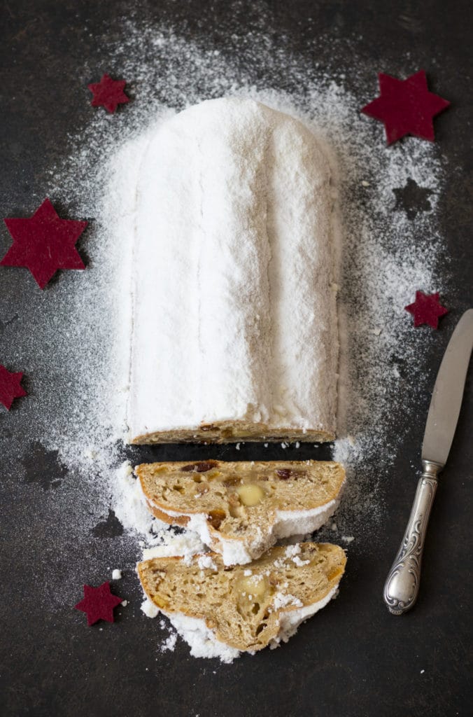 Mandel-Marzipanstollen in Scheiben geschnitten