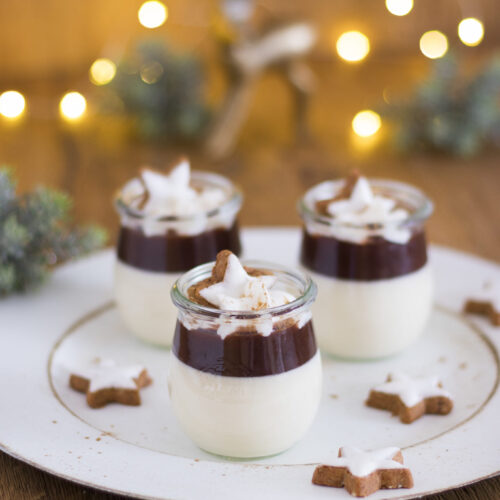 Zimt-Panna cotta mit Pflaumen-Portweinsoße im Glas mit Zimtstern