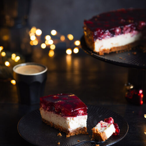 Christmas Cheesecake mit Speulatiusboden und Glühwein-Kirsch-Topping.