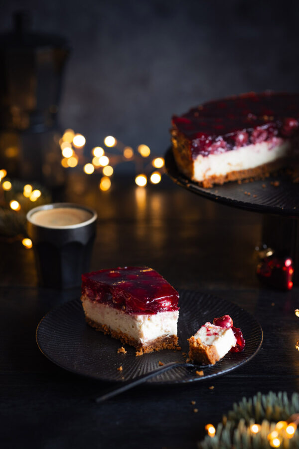 Weihnachtlicher Käsekuchen mit Speulatius-Boden und Glühwein-Kirsch-Topping.