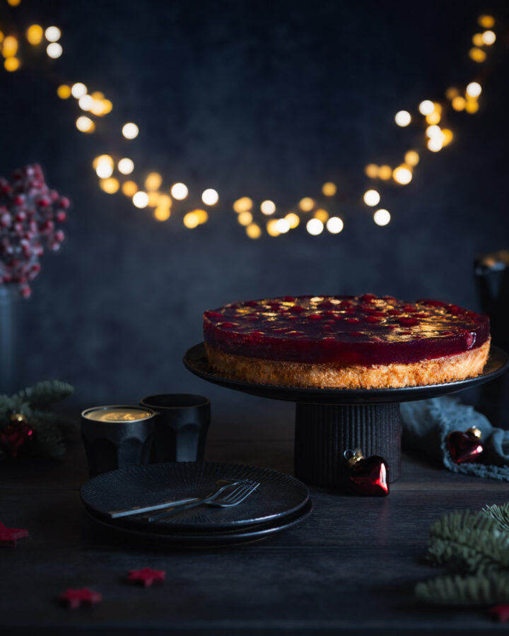 Weihnachtlicher Käsekuchen mit Speulatiusboden und Glühwein-Kirsch-Topping.