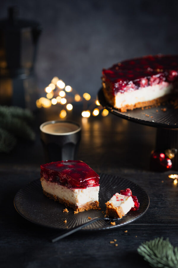 Christmas Cheesecake mit Speulatiusboden und Glühwein-Kirsch-Topping.