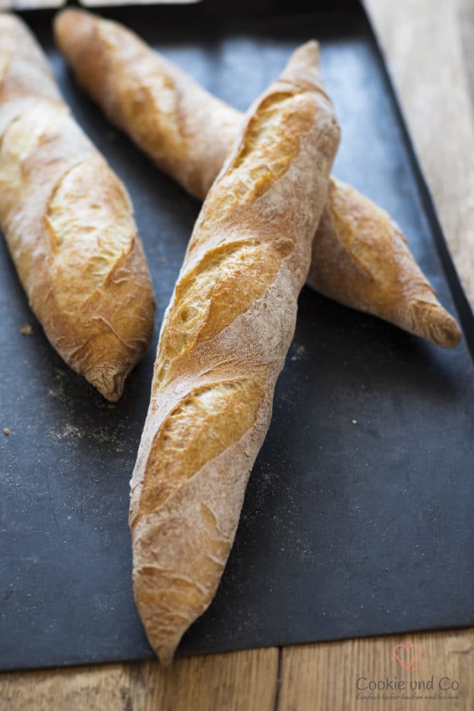 Baguette auf einem alten Backblech.