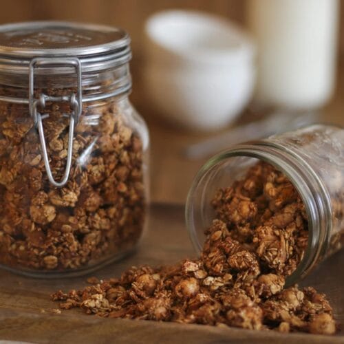 Nuss-Crunchy in einem Glas.