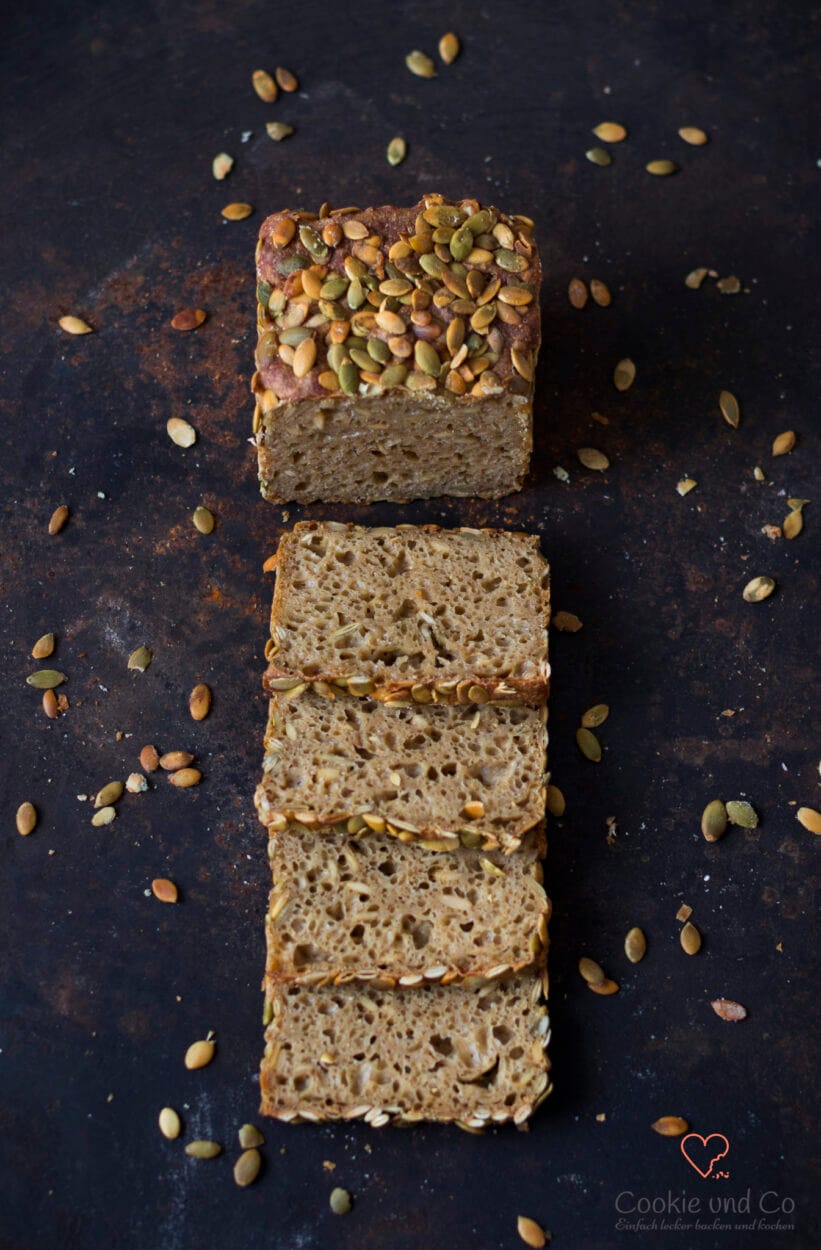 Kartoffel-Kürbiskern-Brot angeschnitten auf einem alten Backblech