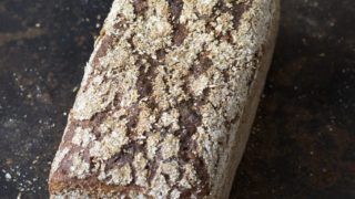 Kerniges Vollkornbrot auf einem alten Backblech.