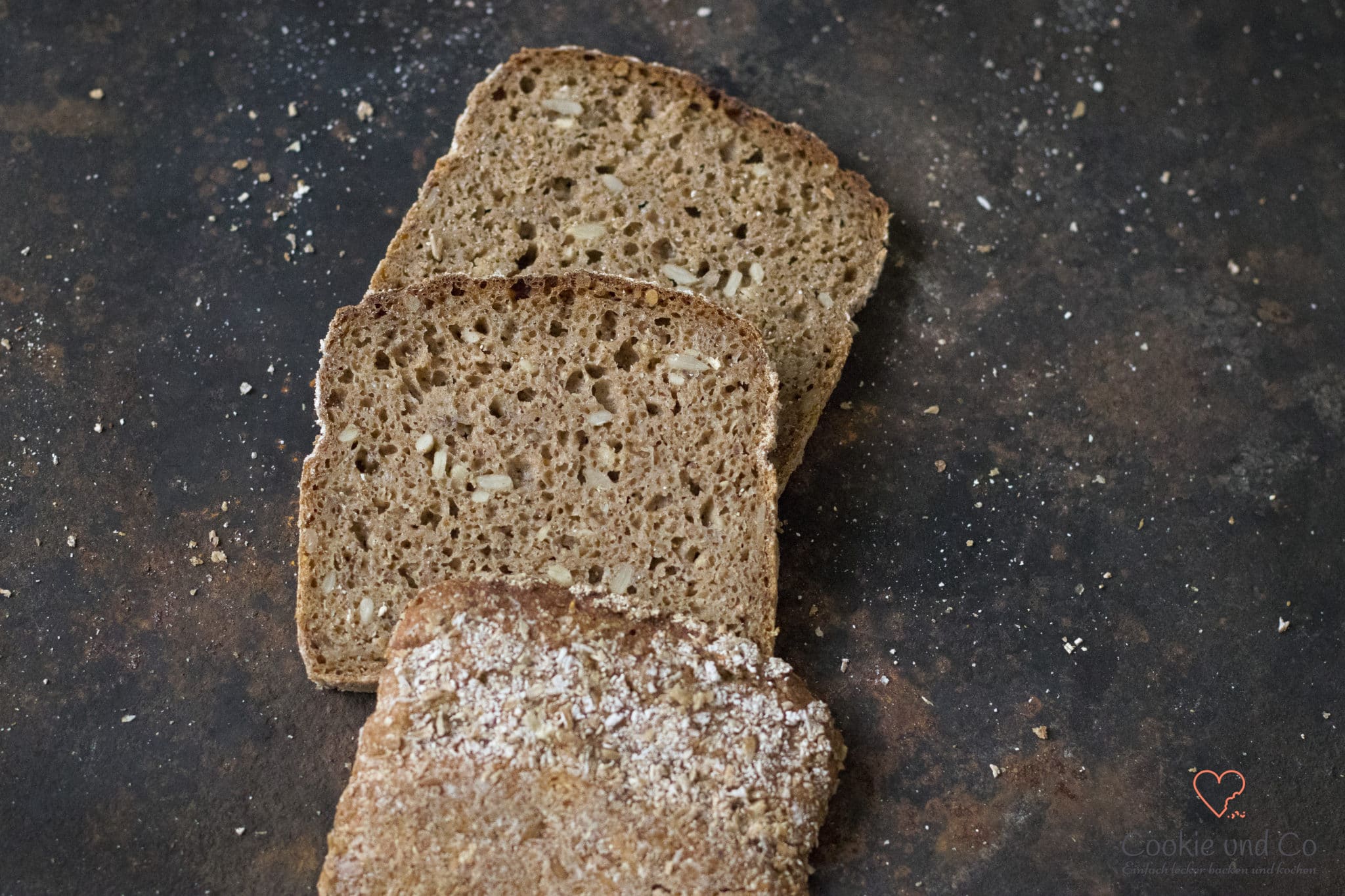 Kernisges Vollkornbrot, auf geschnitten auf einem alten Backblech.