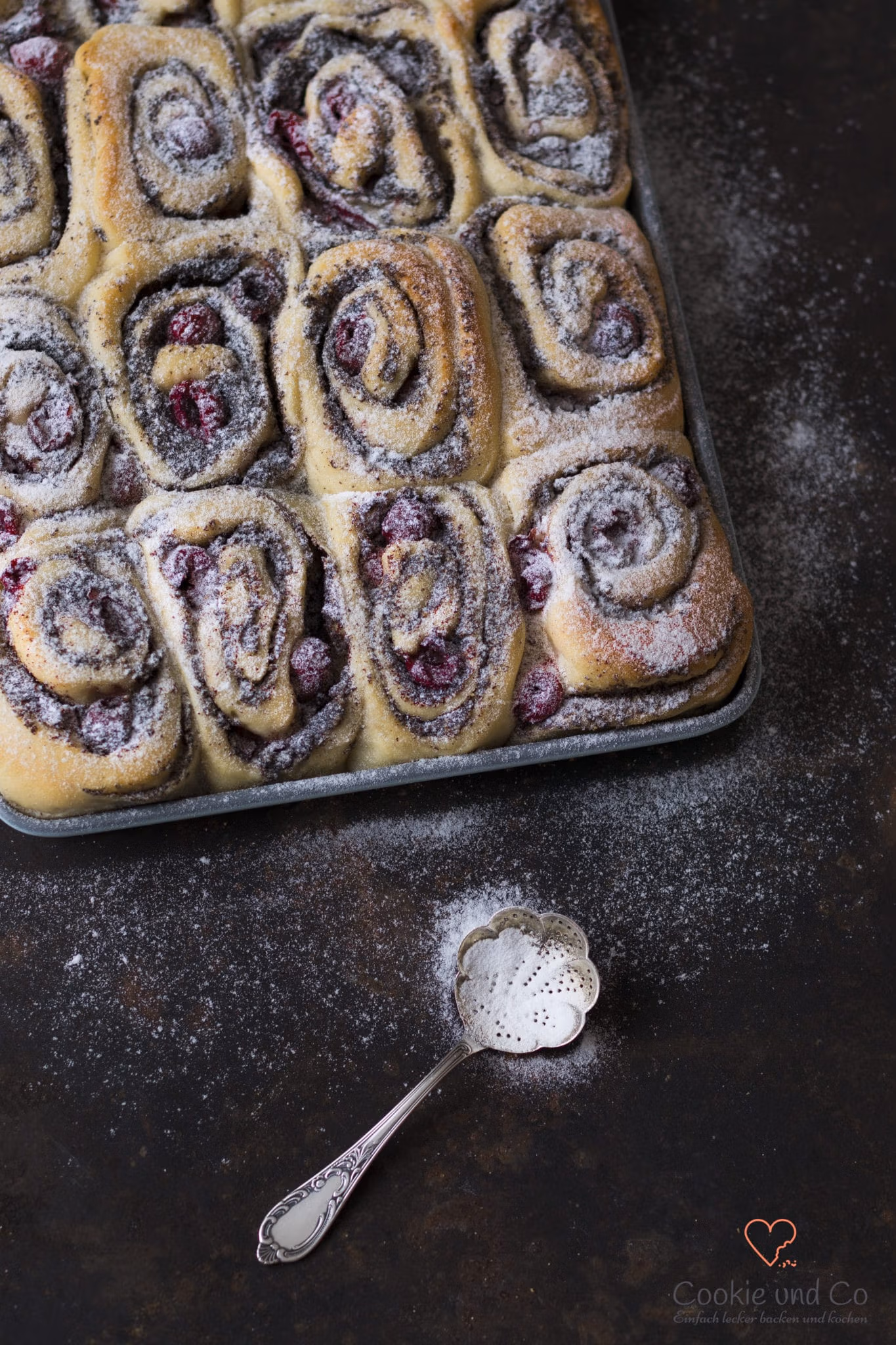 Mohn-Schnecken mit Marzipan & Kirschen