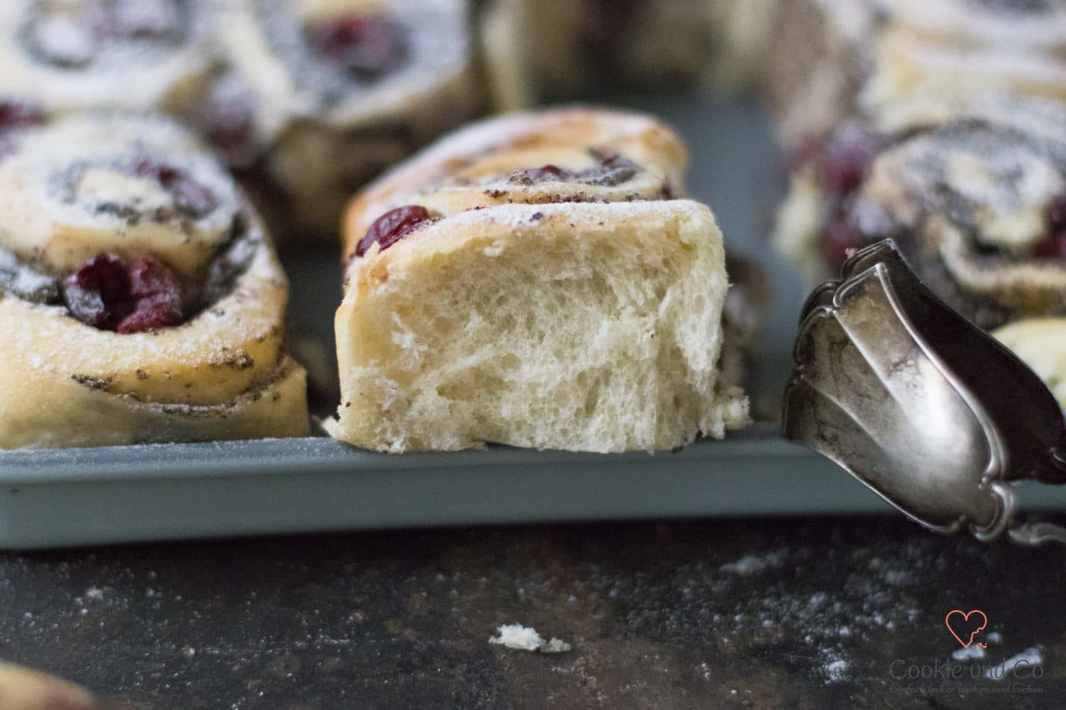 Mohn-Schnecken mit Marzipan &amp; Kirschen • Cookie und Co