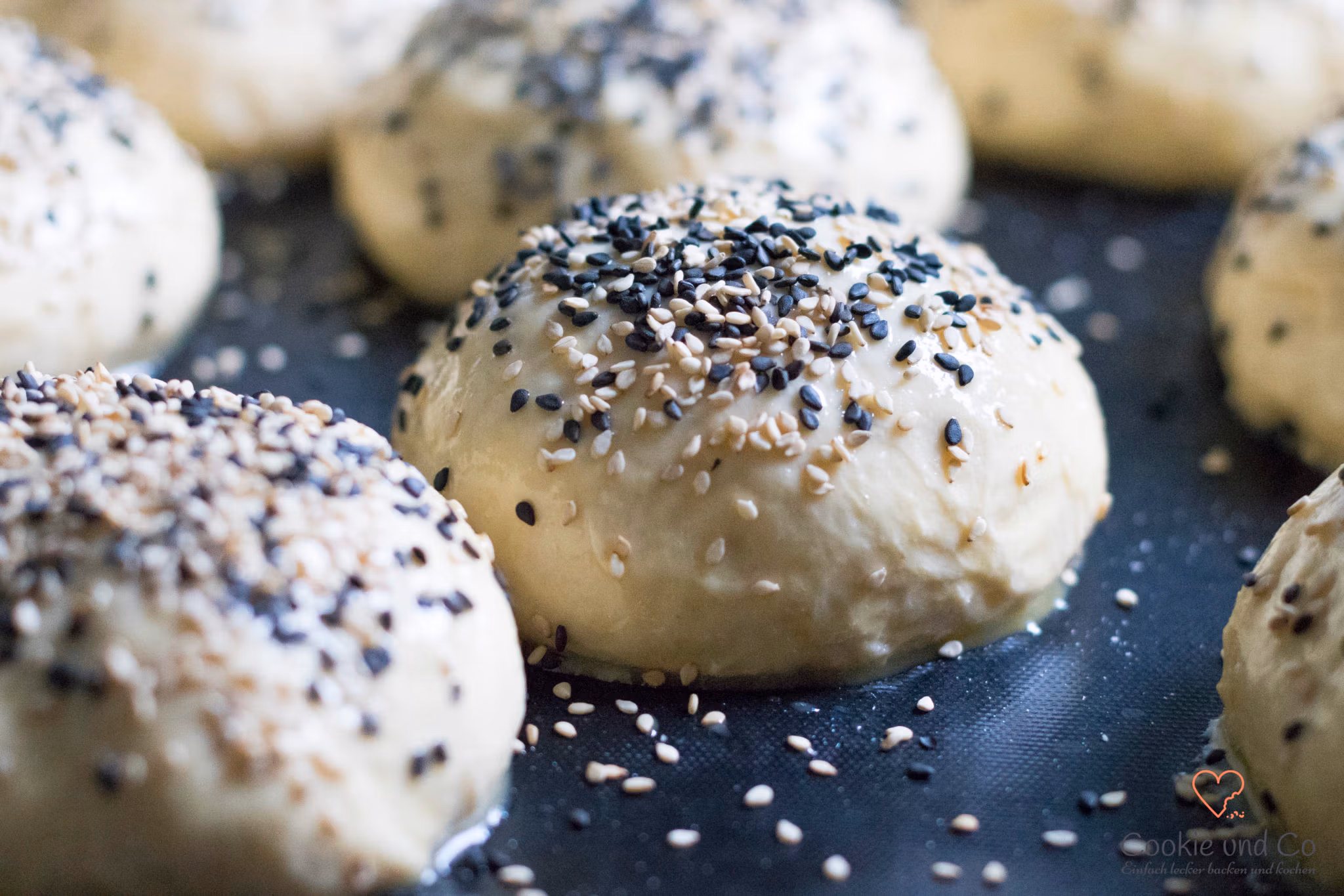 Teiglinge für Burger Brötchen mit Eistreiche.