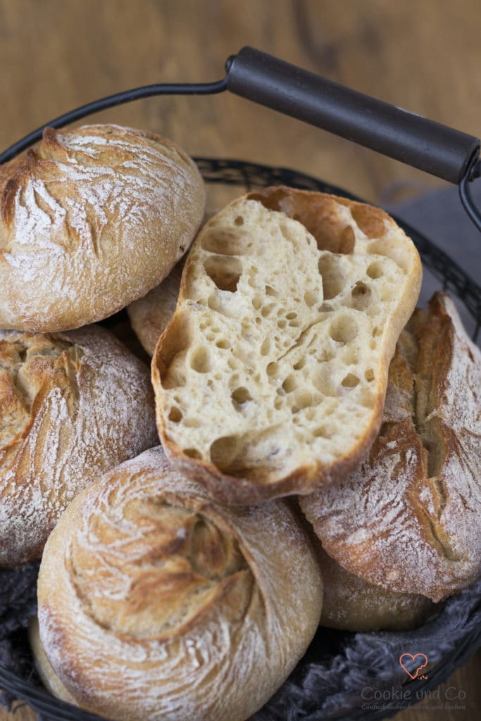 No knead Brötchen in einem Brötchenkorb