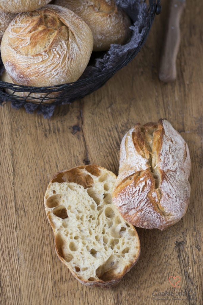 No knead Brötchen in einem Brötchenkorb