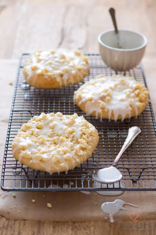 Klassische Streuseltaler aus fluffigem Hefeteig mit dicken Streuseln und Zuckerguss.
