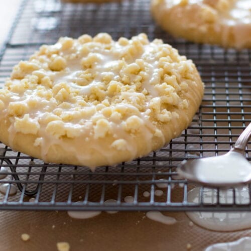 Klassische Streuseltaler aus fluffigem Hefeteig mit dicken Streuseln und Zuckerguss.