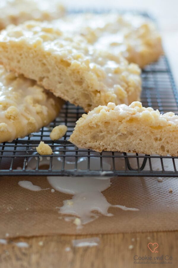 Klassische Streuseltaler aus fluffigem Hefeteig mit dicken Streuseln und Zuckerguss.