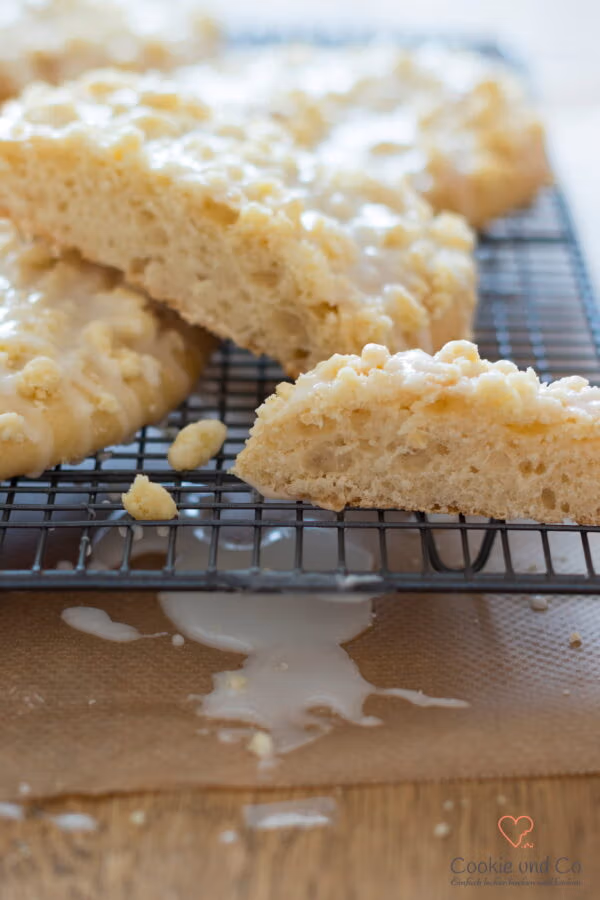 Klassische Streuseltaler aus fluffigem Hefeteig mit dicken Streuseln und Zuckerguss.