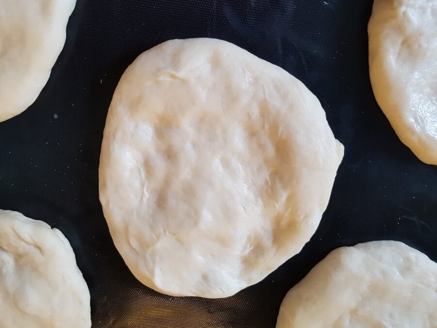 Geformter Hefeteig für Streuseltaler auf einem Backblech.