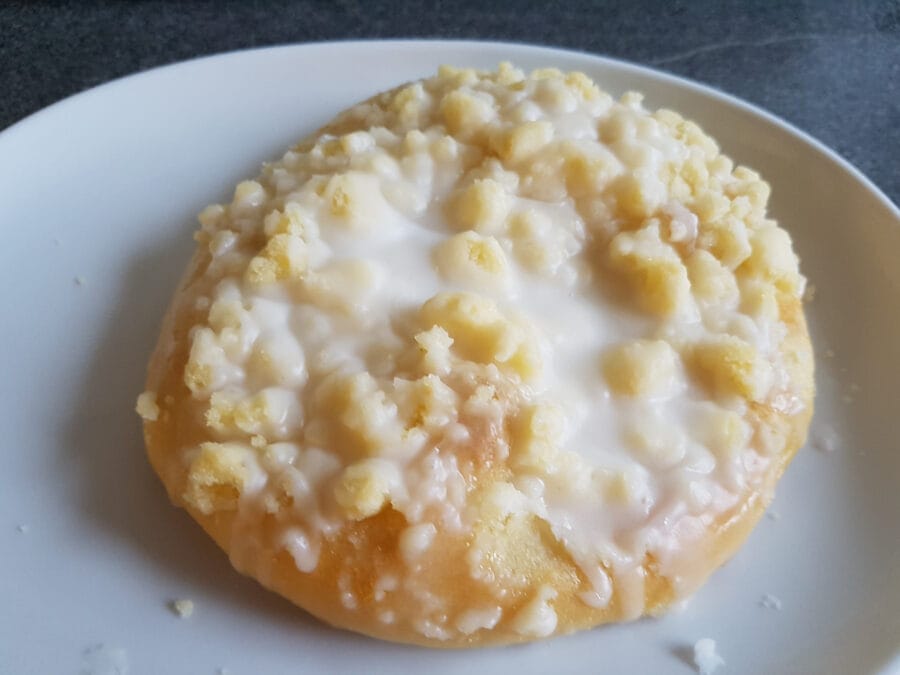 Frisch gebackene Streuseltaler mit Zuckerguss.