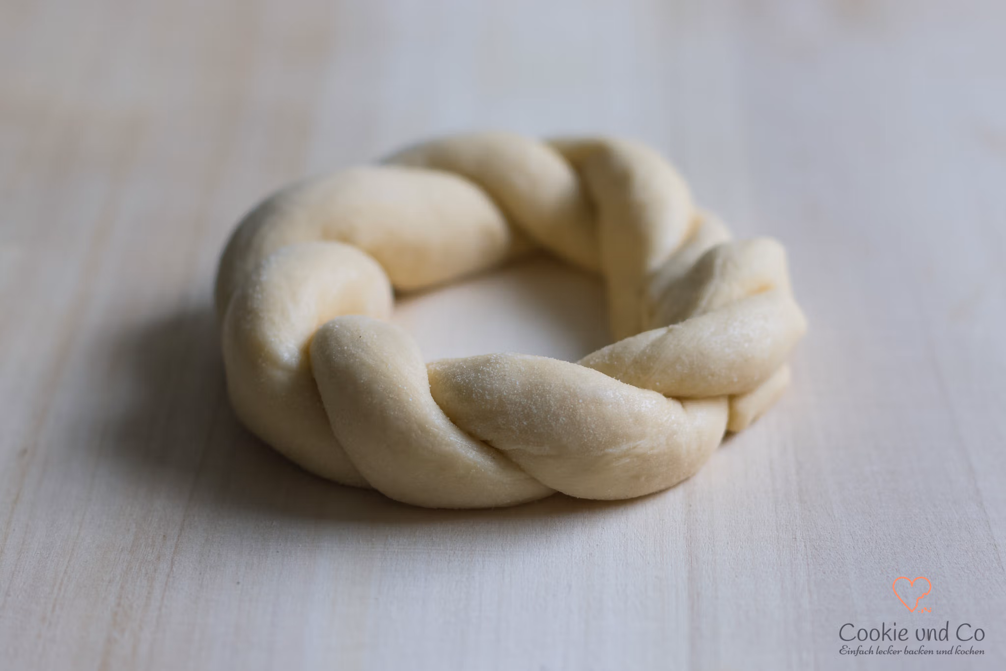 Geformter Hefeteig für Osterkränze.