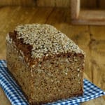 Schwarzbrot mit Sauerteig, Roggenschrot und Sonnenblumenkernen.