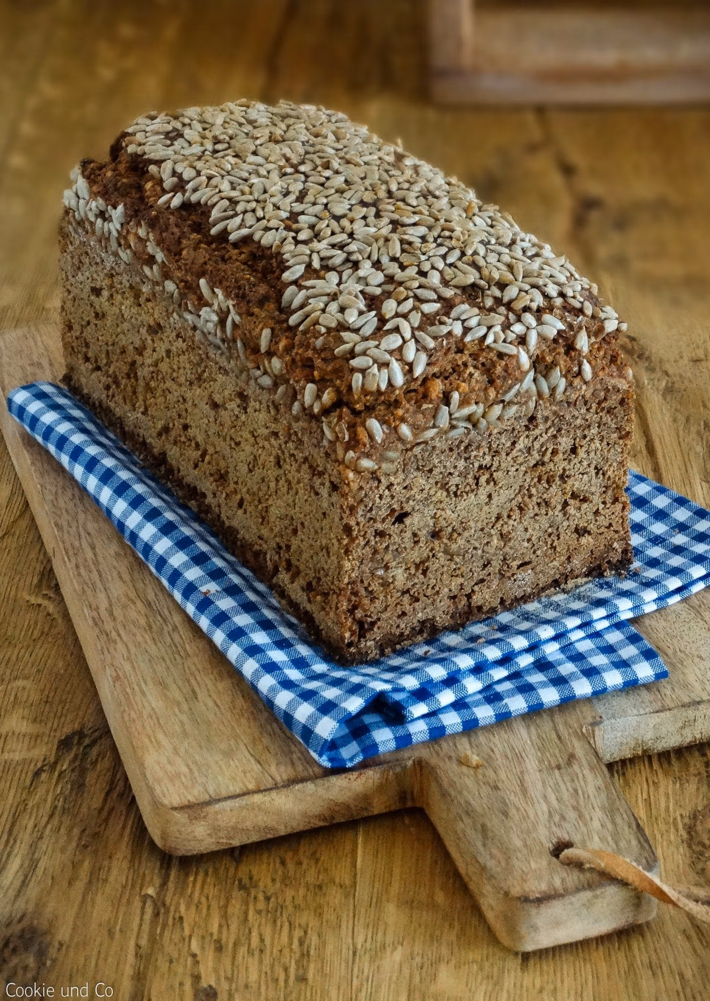 Einfaches Schwarzbrot auf einem Holzbrett.