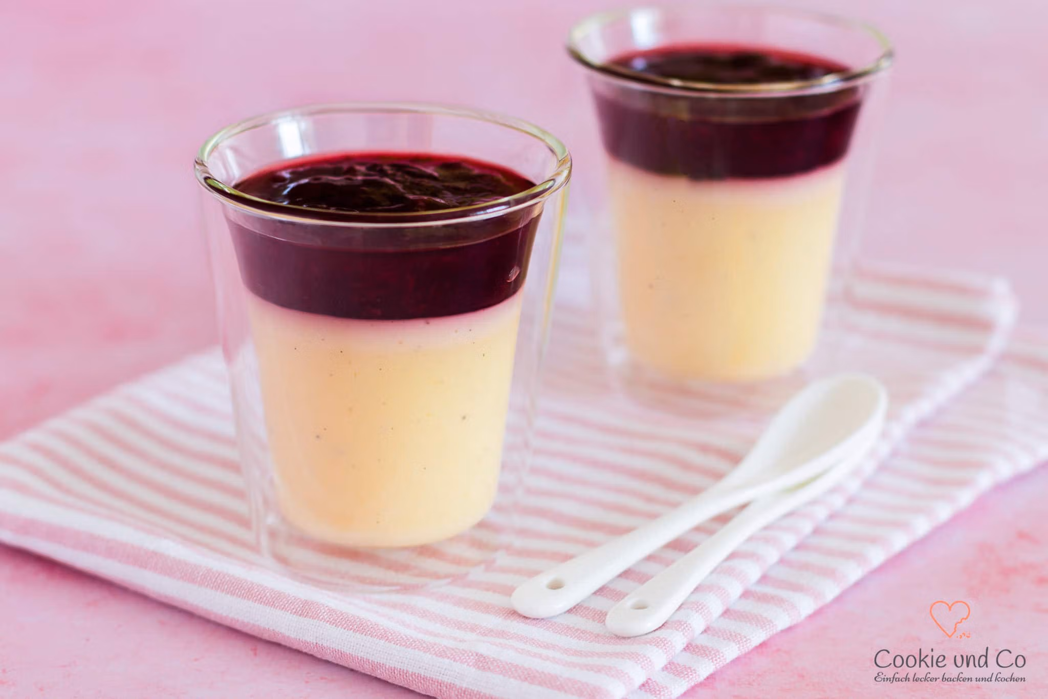 Eierlikörpudding in einem Glas mit Kirschsoße als Topping.