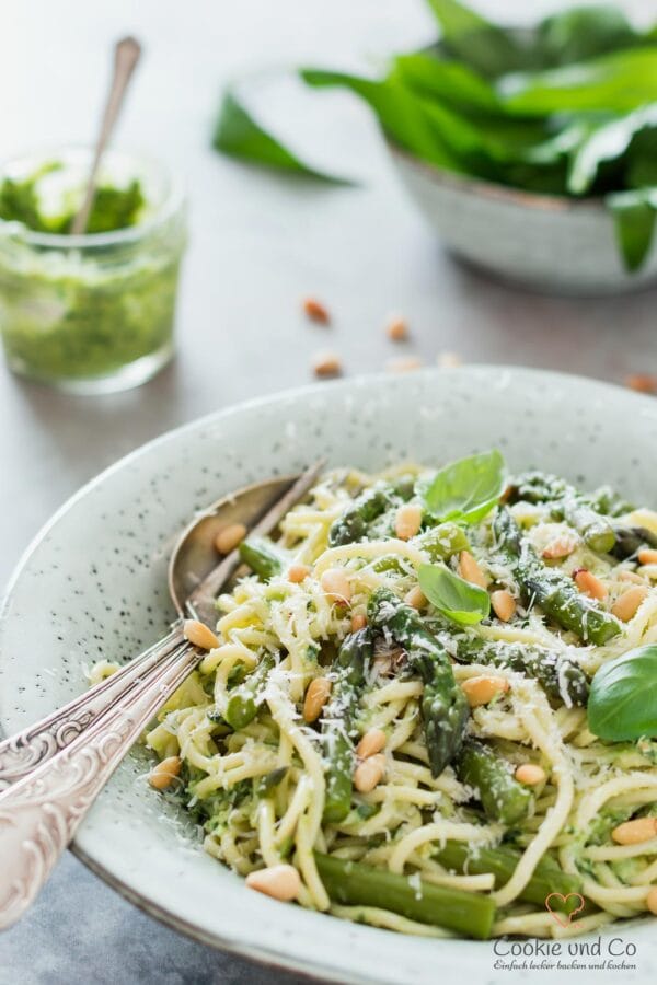 Frühlingspasta mit Spaghetti, Bärlauchpesto und grünem Spargel.