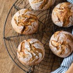 Kartoffelkrusties: rustikale Kartoffelbrötchen auf einem Kuchengitter