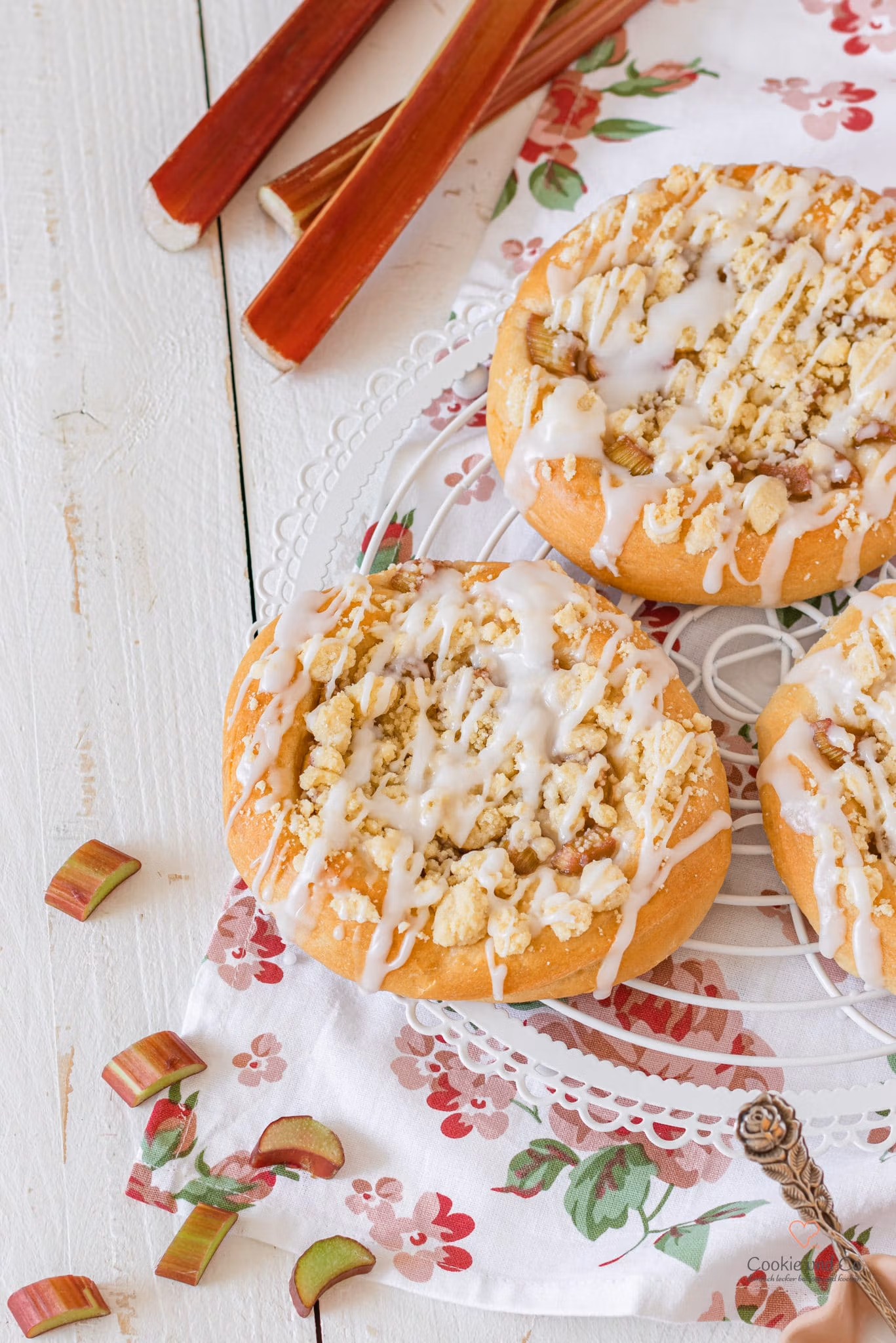 Saftige Streuseltaler mit Rhabarber